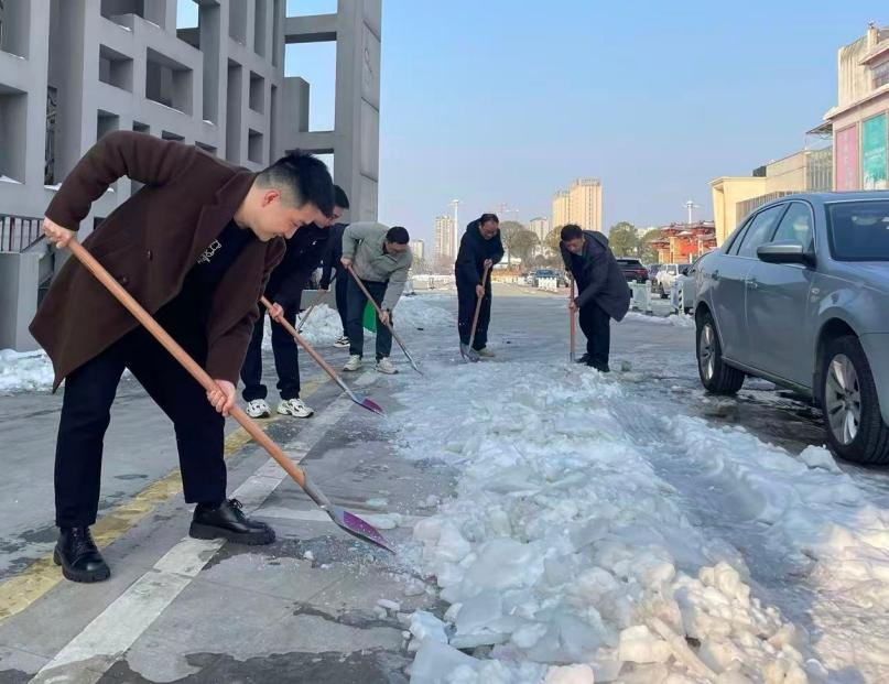 黨建引領(lǐng) 除雪護行 | 新能源公司開展除雪破冰活動